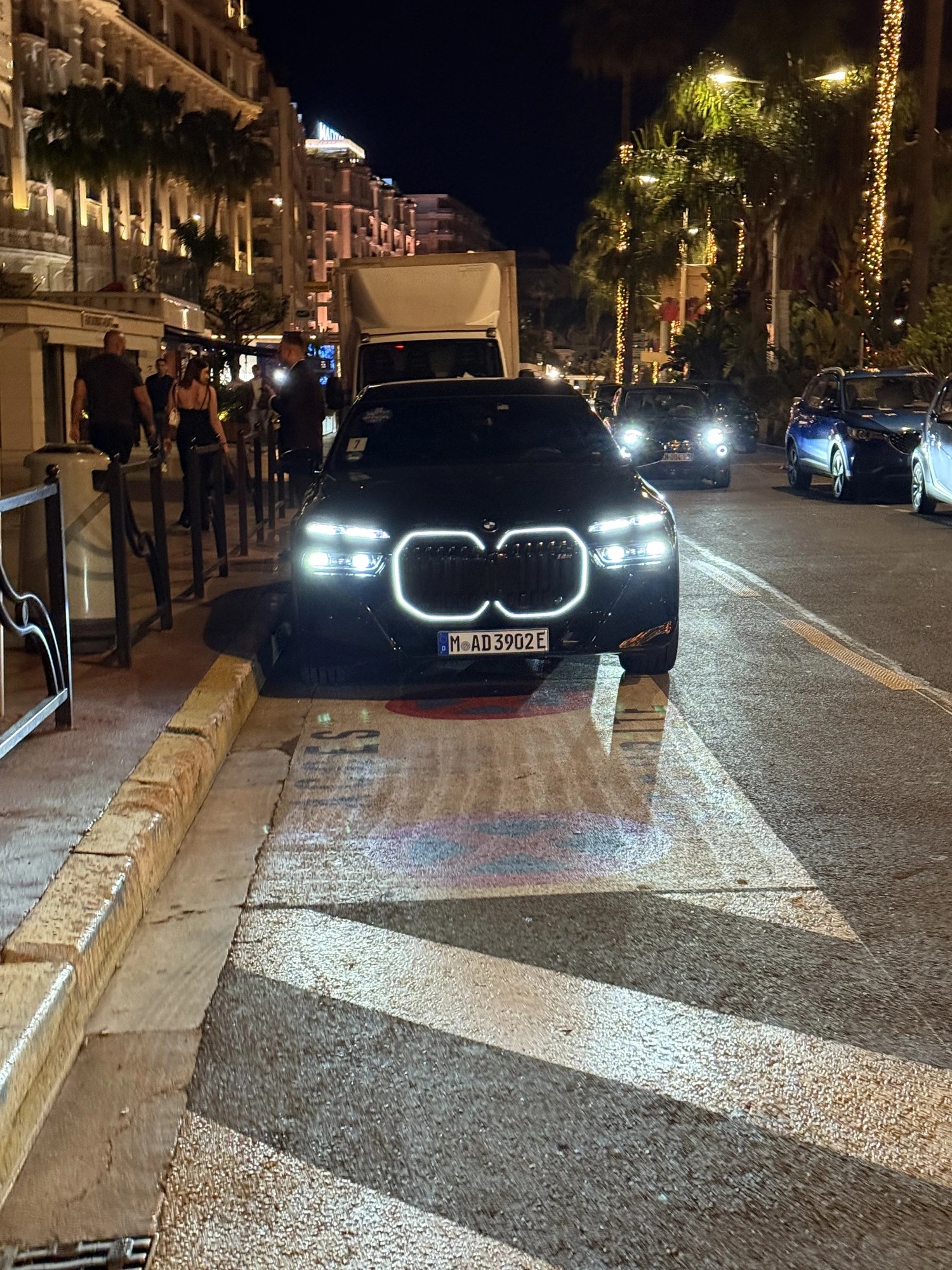 Une nuit de festival sur la Croisette — notre BMW en attente de ses passagers